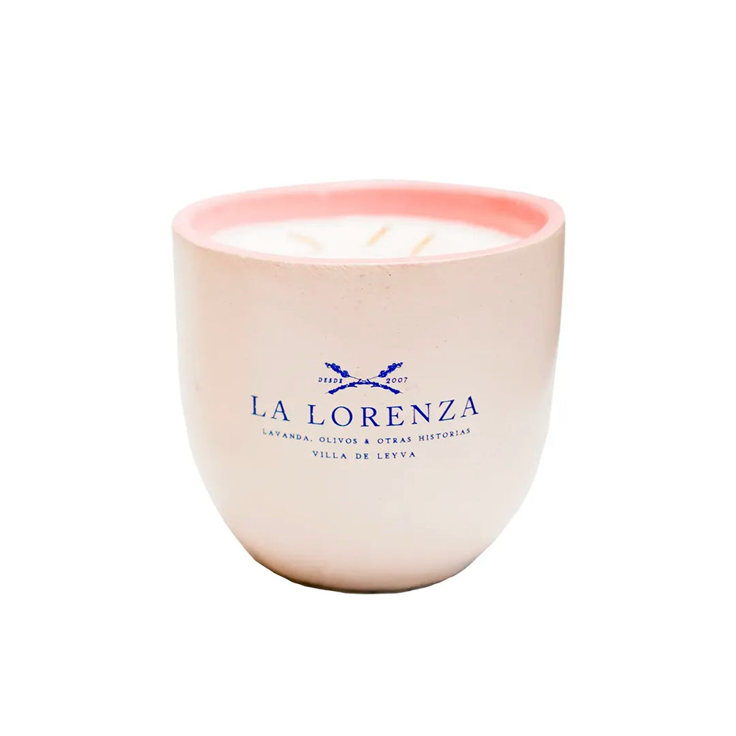 Vela aromática de lavanda con tres pabilos en recipiente de cerámica 